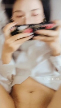 淫妻福利，91大神圈养极品骚婊，反差眼镜母狗【小懒猫】各种公共场所露出自慰3P调教 截图14