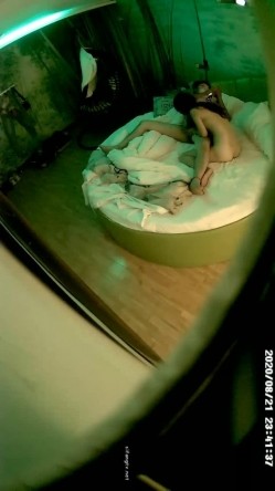 情趣酒店绿色主题白色大圆床摄像头偷拍情侣开房男的一边玩手机一边和女友玩六九式 截图11