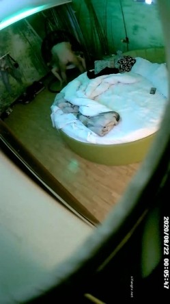 情趣酒店绿色主题白色大圆床摄像头偷拍情侣开房男的一边玩手机一边和女友玩六九式 截图14