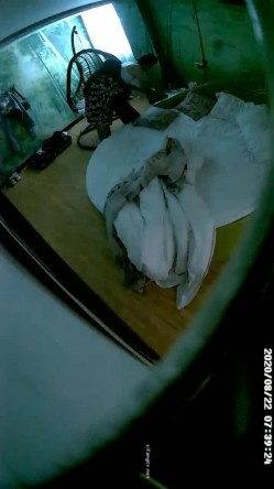 情趣酒店绿色主题白色大圆床摄像头偷拍情侣开房男的一边玩手机一边和女友玩六九式 截图15