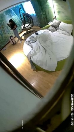 情趣酒店绿色主题白色大圆床摄像头偷拍情侣开房男的一边玩手机一边和女友玩六九式 截图16
