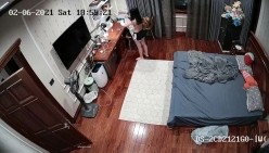 《居家摄像头破解》漂亮学生妹在家也会按耐不住摸逼玩几下 ️边看手机啪啪小视频边玩穴 截图13