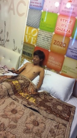 趁情人洗浴时偷偷安置录像设备把骚货情人肏至高潮淫言乱语很美妙! 截图1