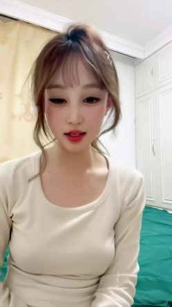 真实露脸大学生！土豪重金定制，19岁艺校高颜值美女线上接活儿，居家宿舍各种裸舞勾引，身材好又骚又是无毛 截图3
