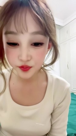 真实露脸大学生！土豪重金定制，19岁艺校高颜值美女线上接活儿，居家宿舍各种裸舞勾引，身材好又骚又是无毛 截图6