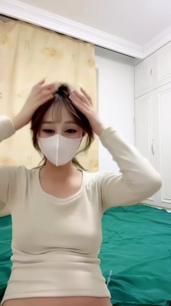 真实露脸大学生！土豪重金定制，19岁艺校高颜值美女线上接活儿，居家宿舍各种裸舞勾引，身材好又骚又是无毛 截图9