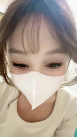 真实露脸大学生！土豪重金定制，19岁艺校高颜值美女线上接活儿，居家宿舍各种裸舞勾引，身材好又骚又是无毛 截图16
