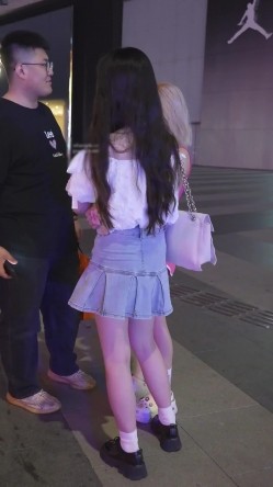大神步行街尾随偷拍 荷叶边牛仔裙美女性感肉臀粉内夹成丁字裤两个圆圆的屁股蛋 截图2