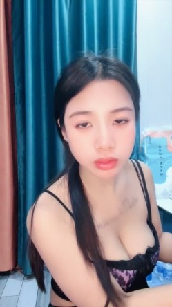 长舌女王【新人播】风骚裸舞 舔奶 巨屌高速抽插 翻白眼 舔屏开穴 冒白浆 截图3