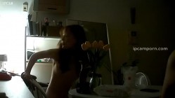 《居家摄像头破解》真实记录两姐妹的日常 一丝不挂的在家里晃来晃去 截图13