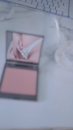 露脸反差母狗，清纯美乳女菩萨【bravoyuji】福利视图，骚到极致，用椅子扶手蹭逼自慰 截图4