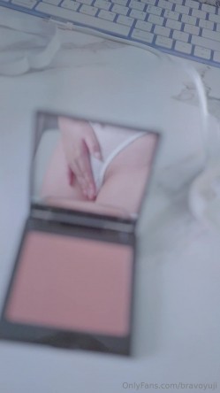 露脸反差母狗，清纯美乳女菩萨【bravoyuji】福利视图，骚到极致，用椅子扶手蹭逼自慰 截图7