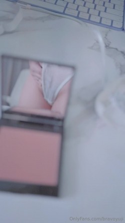 露脸反差母狗，清纯美乳女菩萨【bravoyuji】福利视图，骚到极致，用椅子扶手蹭逼自慰 截图8
