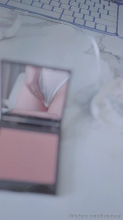 露脸反差母狗，清纯美乳女菩萨【bravoyuji】福利视图，骚到极致，用椅子扶手蹭逼自慰 截图9