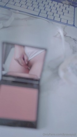 露脸反差母狗，清纯美乳女菩萨【bravoyuji】福利视图，骚到极致，用椅子扶手蹭逼自慰 截图10
