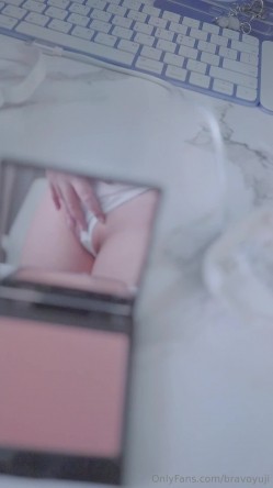 露脸反差母狗，清纯美乳女菩萨【bravoyuji】福利视图，骚到极致，用椅子扶手蹭逼自慰 截图11