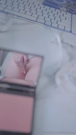 露脸反差母狗，清纯美乳女菩萨【bravoyuji】福利视图，骚到极致，用椅子扶手蹭逼自慰 截图12