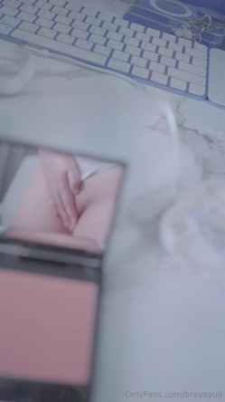 露脸反差母狗，清纯美乳女菩萨【bravoyuji】福利视图，骚到极致，用椅子扶手蹭逼自慰 截图13