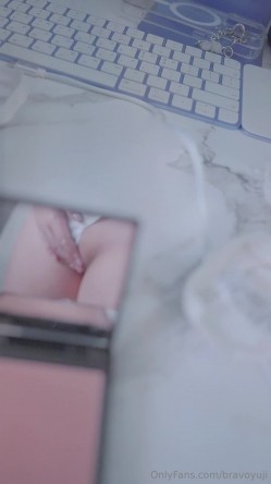 露脸反差母狗，清纯美乳女菩萨【bravoyuji】福利视图，骚到极致，用椅子扶手蹭逼自慰 截图14