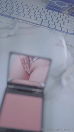 露脸反差母狗，清纯美乳女菩萨【bravoyuji】福利视图，骚到极致，用椅子扶手蹭逼自慰 截图15