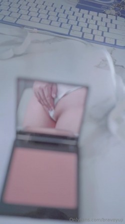 露脸反差母狗，清纯美乳女菩萨【bravoyuji】福利视图，骚到极致，用椅子扶手蹭逼自慰 截图16