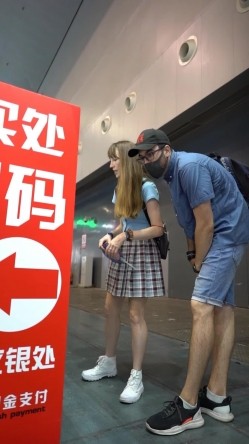 【YZWCD】YC278穿着jk裙的老外弯腰！镜头塞入拍粉色骚丁！ 截图1