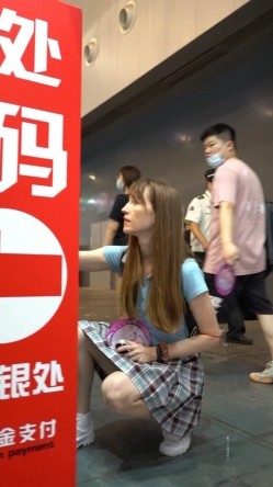 【YZWCD】YC278穿着jk裙的老外弯腰！镜头塞入拍粉色骚丁！ 截图5