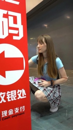 【YZWCD】YC278穿着jk裙的老外弯腰！镜头塞入拍粉色骚丁！ 截图6