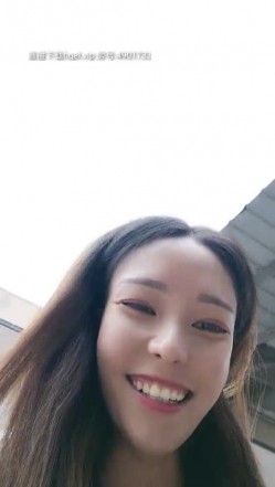 颜值不错少妇在家大黑牛自慰，再和炮友开车户外停路边车内口交骑乘啪啪，开裆肉丝震动非常诱人 截图3