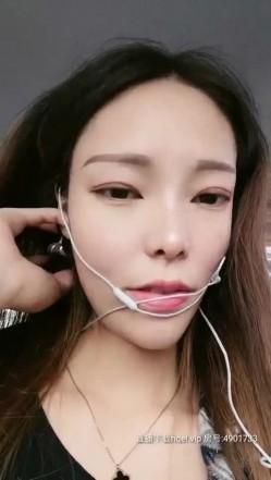 颜值不错少妇在家大黑牛自慰，再和炮友开车户外停路边车内口交骑乘啪啪，开裆肉丝震动非常诱人 截图5