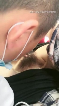 颜值不错少妇在家大黑牛自慰，再和炮友开车户外停路边车内口交骑乘啪啪，开裆肉丝震动非常诱人 截图7