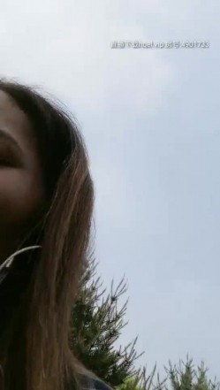 颜值不错少妇在家大黑牛自慰，再和炮友开车户外停路边车内口交骑乘啪啪，开裆肉丝震动非常诱人 截图8