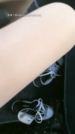 颜值不错少妇在家大黑牛自慰，再和炮友开车户外停路边车内口交骑乘啪啪，开裆肉丝震动非常诱人 截图12