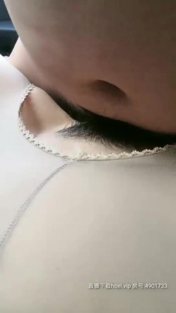 颜值不错少妇在家大黑牛自慰，再和炮友开车户外停路边车内口交骑乘啪啪，开裆肉丝震动非常诱人 截图13