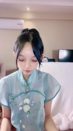 出道即巅峰，清纯娇小新人【鬼鬼】付费福利，全裸骚舞，道具自慰 截图3