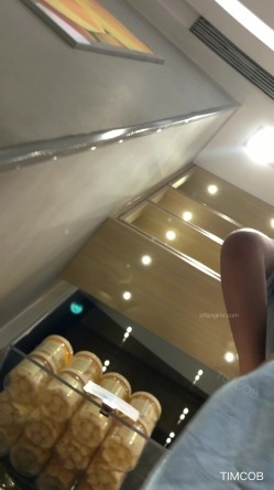 极限CD大师商场步行街4K裙内拍多位气质漂亮小姐姐T裤丝袜无内亮点多美女情趣内裤直接上街拍摄中都硬了 截图10