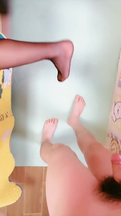 后入干人妻少妇，喜庆红色内衣，蜜桃臀完美炮架子，无套站位传教士，操逼淫水横流 截图2