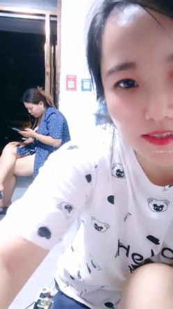 山东超市的老板娘，【北冥有鱼】，带表妹初下海，店里还有人，就要露奶子，约情人来啪啪，这骚娘们真带劲 截图1