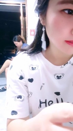 山东超市的老板娘，【北冥有鱼】，带表妹初下海，店里还有人，就要露奶子，约情人来啪啪，这骚娘们真带劲 截图4