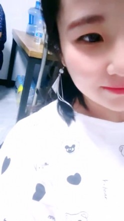 山东超市的老板娘，【北冥有鱼】，带表妹初下海，店里还有人，就要露奶子，约情人来啪啪，这骚娘们真带劲 截图5