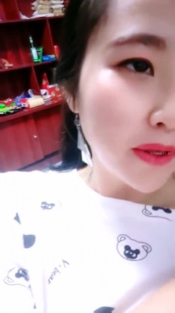 山东超市的老板娘，【北冥有鱼】，带表妹初下海，店里还有人，就要露奶子，约情人来啪啪，这骚娘们真带劲 截图9