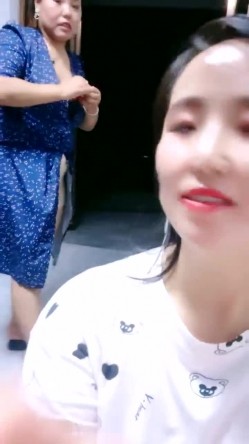 山东超市的老板娘，【北冥有鱼】，带表妹初下海，店里还有人，就要露奶子，约情人来啪啪，这骚娘们真带劲 截图11