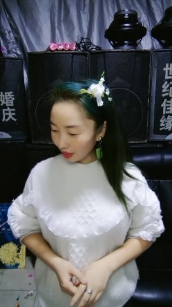 搞婚庆的大哥和大姐在后台就干上了，全程露脸口交大鸡巴，直接在椅子上各种爆草抽插，跳蛋玩弄骚穴不要错过 截图2