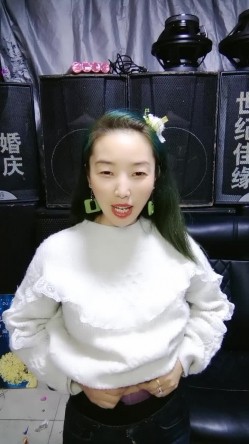 搞婚庆的大哥和大姐在后台就干上了，全程露脸口交大鸡巴，直接在椅子上各种爆草抽插，跳蛋玩弄骚穴不要错过 截图3