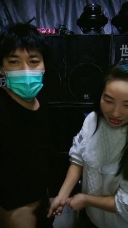 搞婚庆的大哥和大姐在后台就干上了，全程露脸口交大鸡巴，直接在椅子上各种爆草抽插，跳蛋玩弄骚穴不要错过 截图5