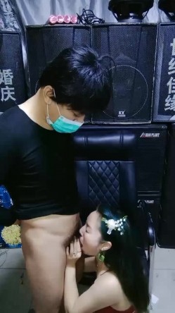 搞婚庆的大哥和大姐在后台就干上了，全程露脸口交大鸡巴，直接在椅子上各种爆草抽插，跳蛋玩弄骚穴不要错过 截图7