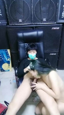 搞婚庆的大哥和大姐在后台就干上了，全程露脸口交大鸡巴，直接在椅子上各种爆草抽插，跳蛋玩弄骚穴不要错过 截图13
