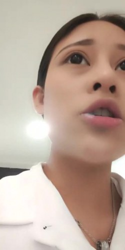 欠操的女人就是骚，露脸约炮小哥给舔鸡巴，开档黑丝情趣主动上位叫的好骚，小哥哥暴力后入没控制住喷射浓精 截图2
