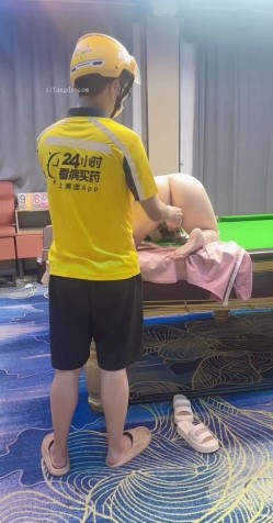 查小理颜值母狗【桃桃丸子】调教双母狗，健身房露出屌爆了，强烈推荐 截图3
