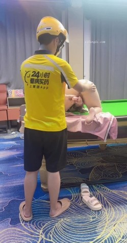 查小理颜值母狗【桃桃丸子】调教双母狗，健身房露出屌爆了，强烈推荐 截图6